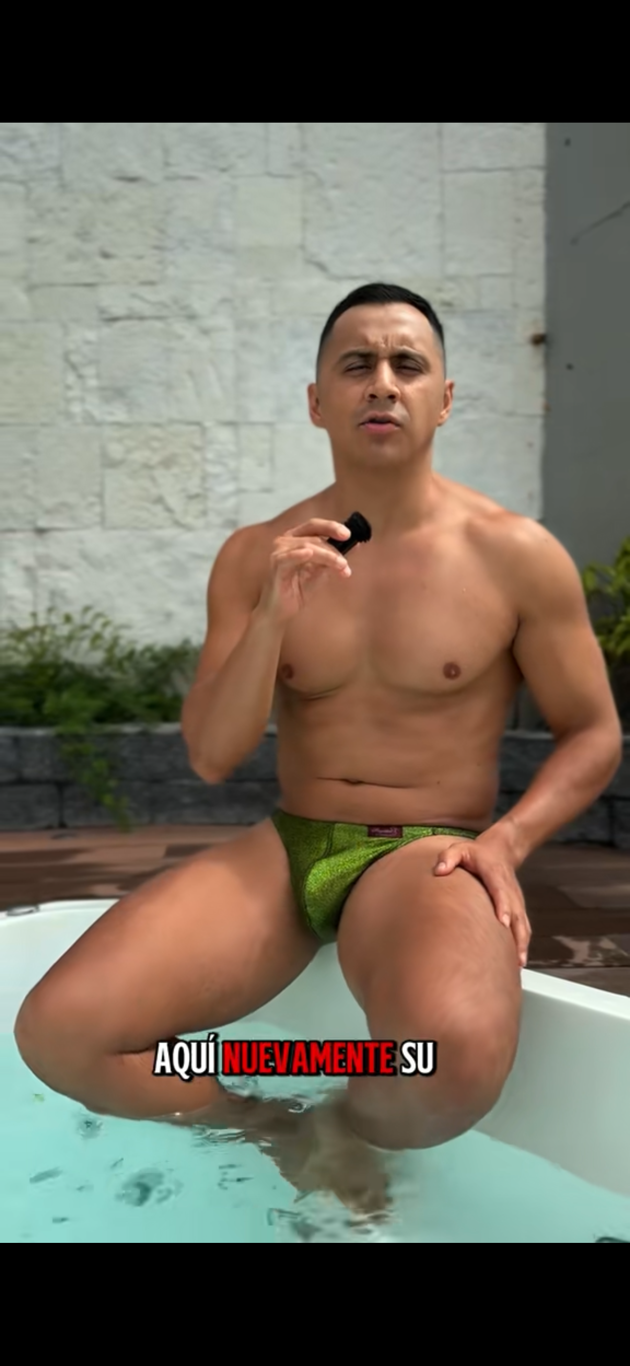 Tanga brillante verde aceituna
