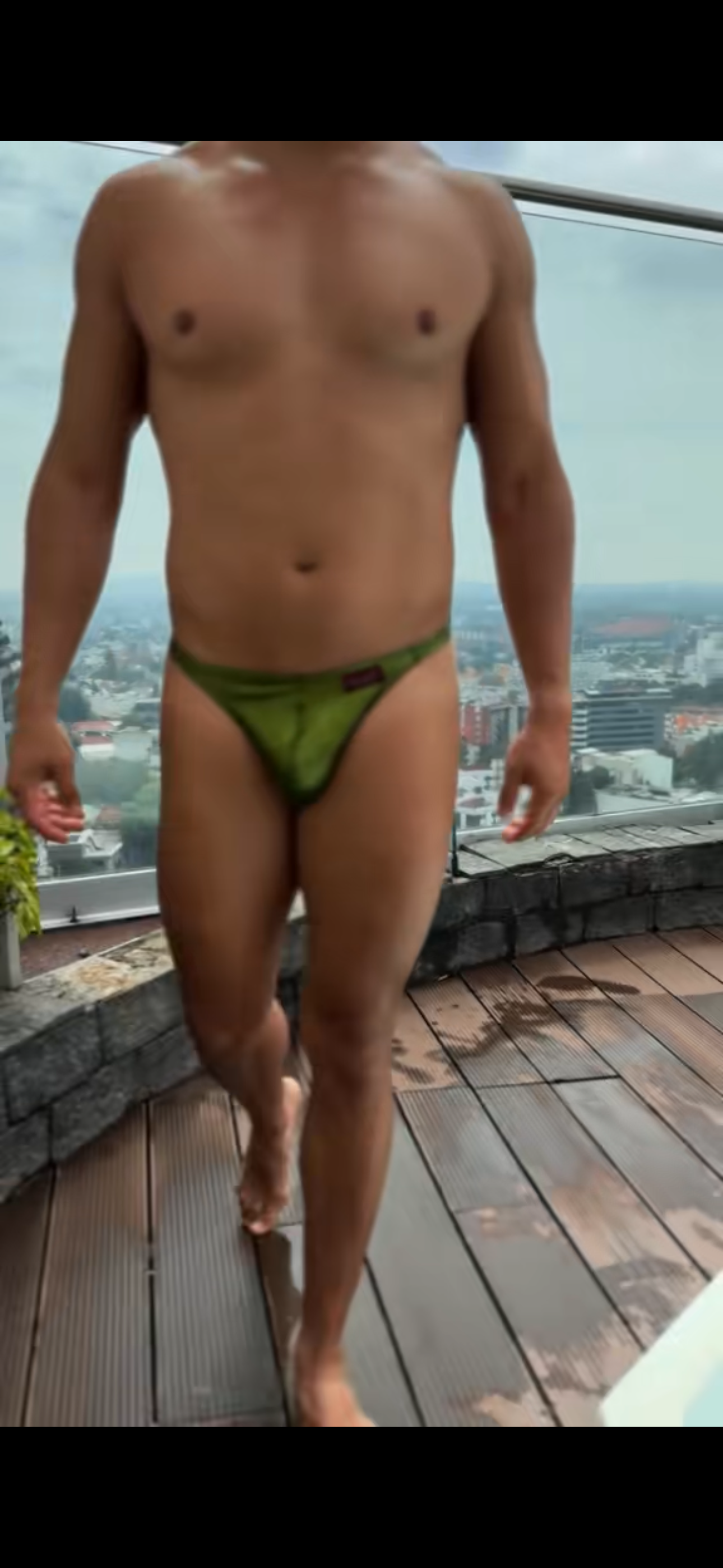 Tanga brillante verde aceituna